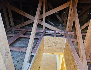 Zateplení stropu rodinného domu pomocí foukané izolace